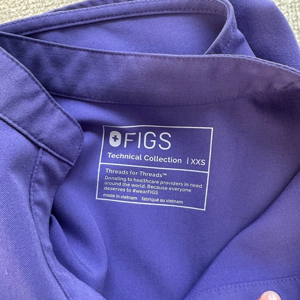 Figs Zamora jogger scrub pants and Rafaela scrub top - Picture 5 of 5